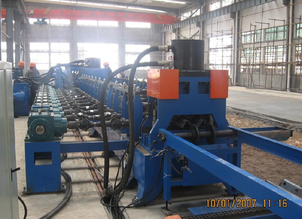 雙波護(hù)欄板成型機(jī)